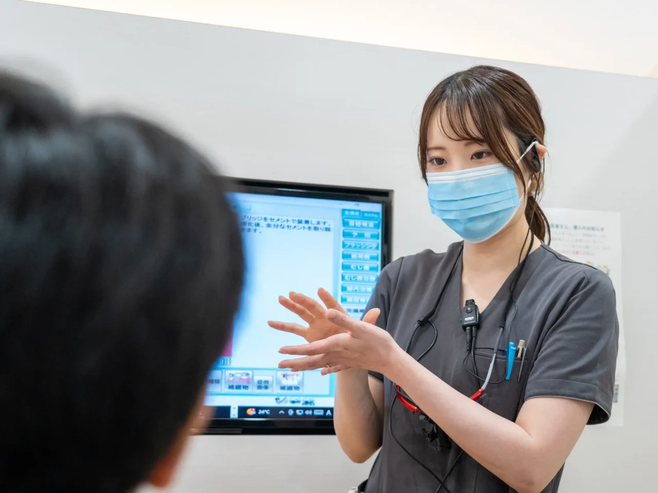 しげなが歯科医院で定期検診を受ける様子