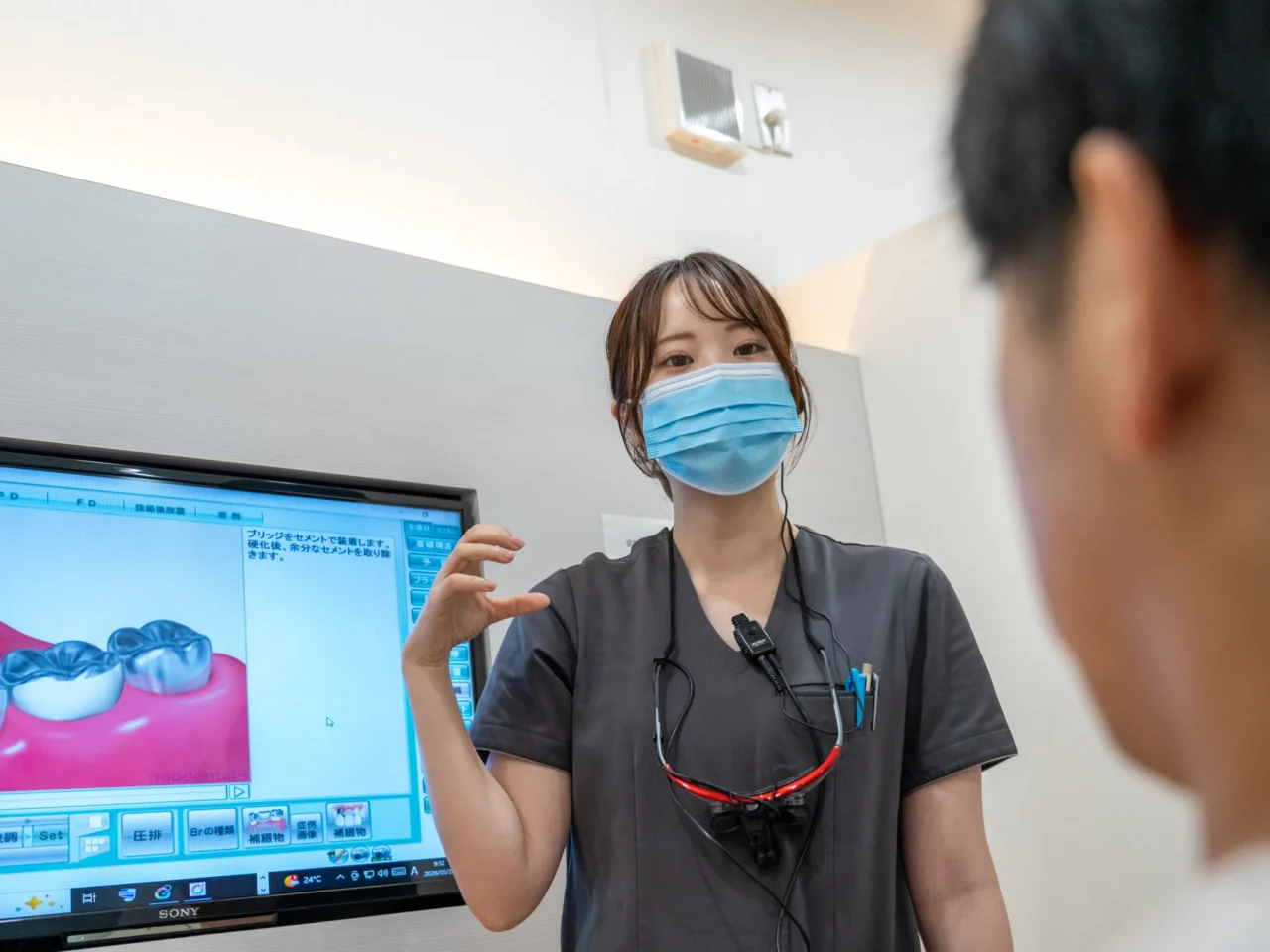 定期検診と歯のクリーニングを行う様子