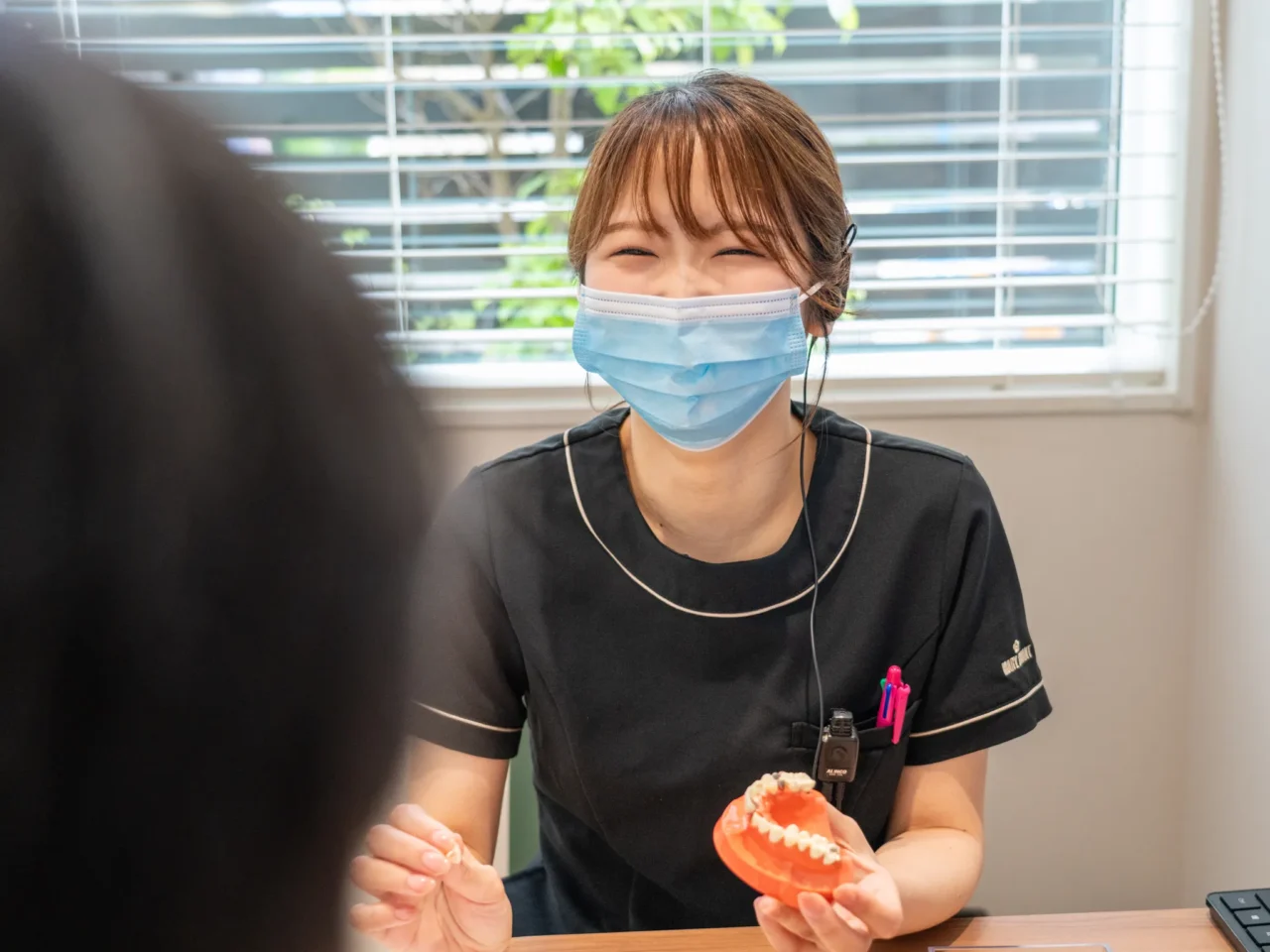 しげなが歯科医院で定期検診について相談する様子
