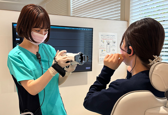 定期検診でお口の状態を確認する様子