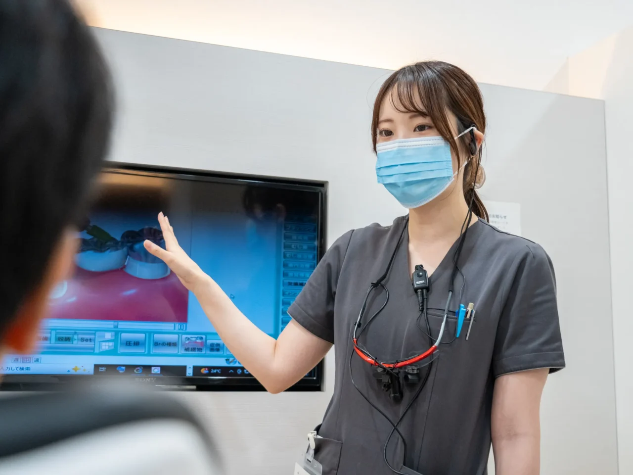 しげなが歯科医院で歯の痛みについて診療する様子