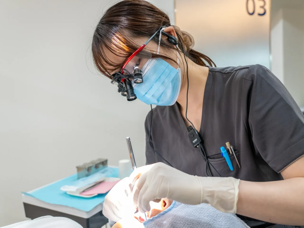 薩摩川内市のしげなが歯科医院で歯の痛みについて相談する様子