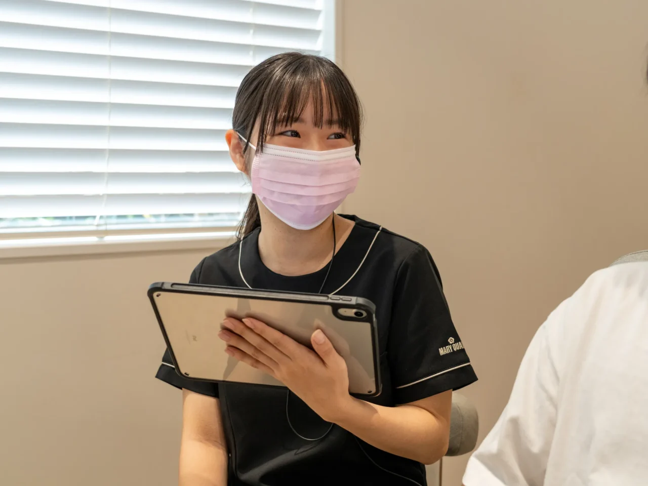 薩摩川内市のしげなが歯科医院で親知らずの抜歯について相談する様子