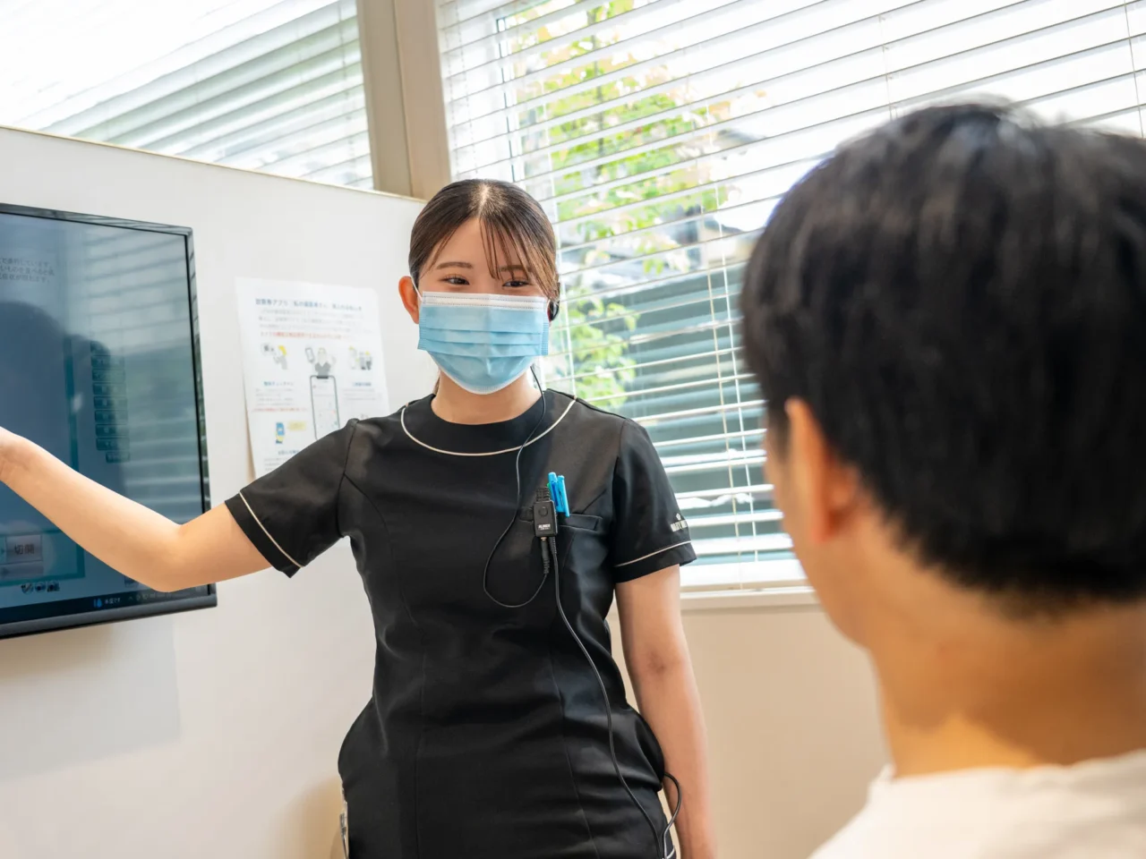 インビザラインとワイヤー矯正の違いについて説明する様子
